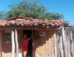 resilienciamag.com - Amigos constroem casa pra mulher doente que vive em casebre de barro