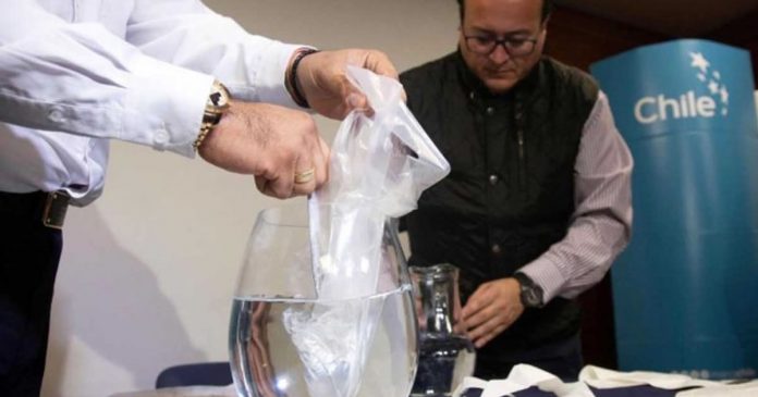chilenos-criam-sacos-plasticos-soluveis-em-agua-e-que-nao-poluem
