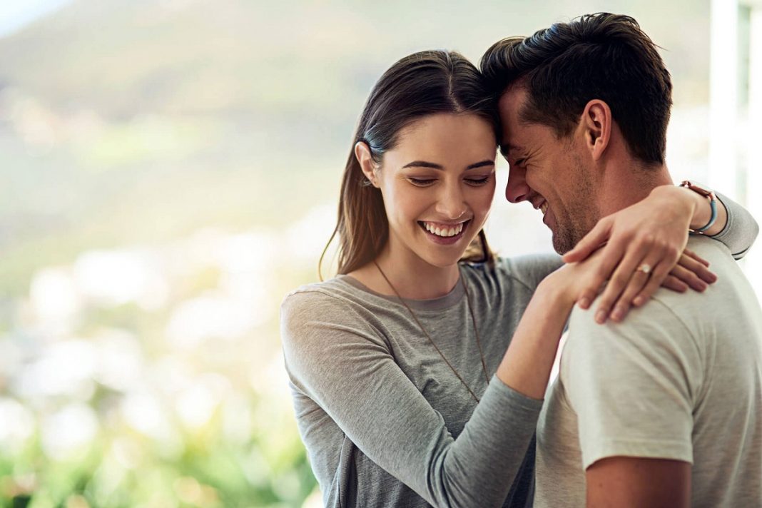 Deixe o velho amor ir. Aceite uma nova história, um novo abraço e seja feliz!