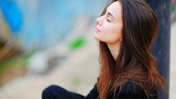 meditacao-mulher-calma-0418-1400x800 (1)