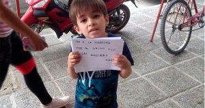 resilienciamag.com - Menino distribui panfletos contra pirotecnia para ajudar amigo com autismo e animais de estimação durante as festas