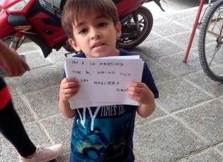 Menino distribui panfletos contra pirotecnia para ajudar amigo com autismo e animais de estimação durante as festas