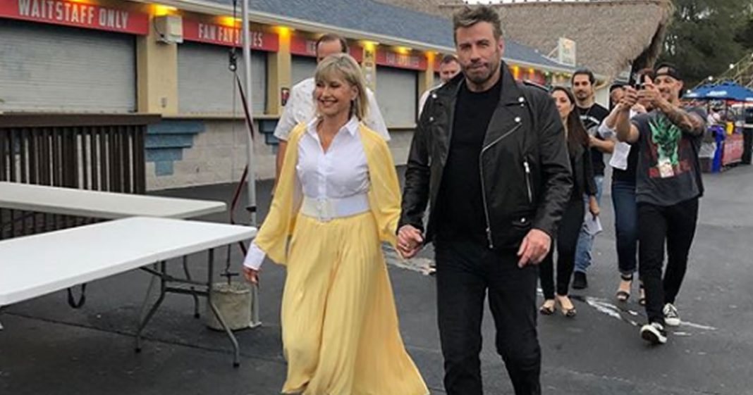 Olivia Newton-John e John Travolta revivem Grease 40 anos depois