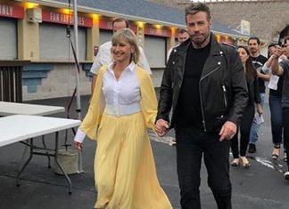 Olivia Newton-John e John Travolta revivem Grease 40 anos depois