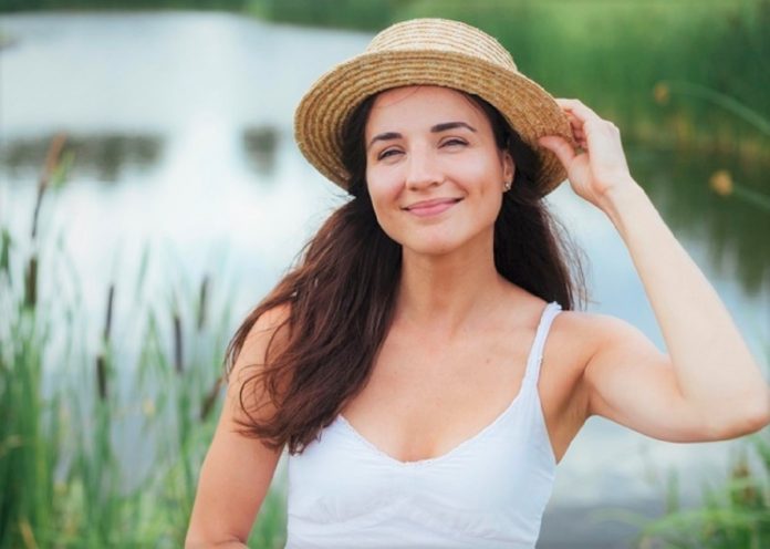 retrato-de-mulher-feliz-a-beira-do-lago_23-2148224657
