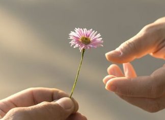 Às vezes, a pessoa se afasta para deixar saudade, mas acaba deixando espaço para outra pessoa entrar