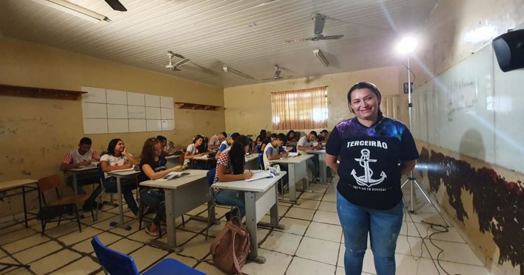 Alunos doam dinheiro de formatura para pagar tratamento do filho da professora