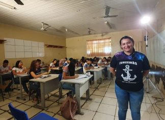 Alunos doam dinheiro de formatura para pagar tratamento do filho da professora