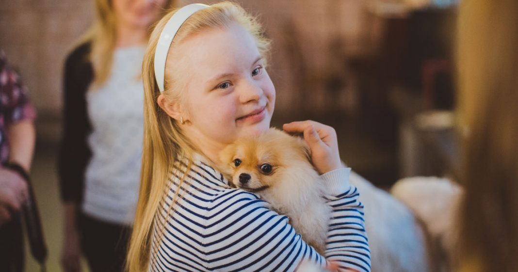 Estudo revela que cães podem ajudar crianças com autismo e síndrome de Down!