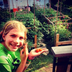 resilienciamag.com - Menino ajuda crianças carenciadas cultivando horta no quintal