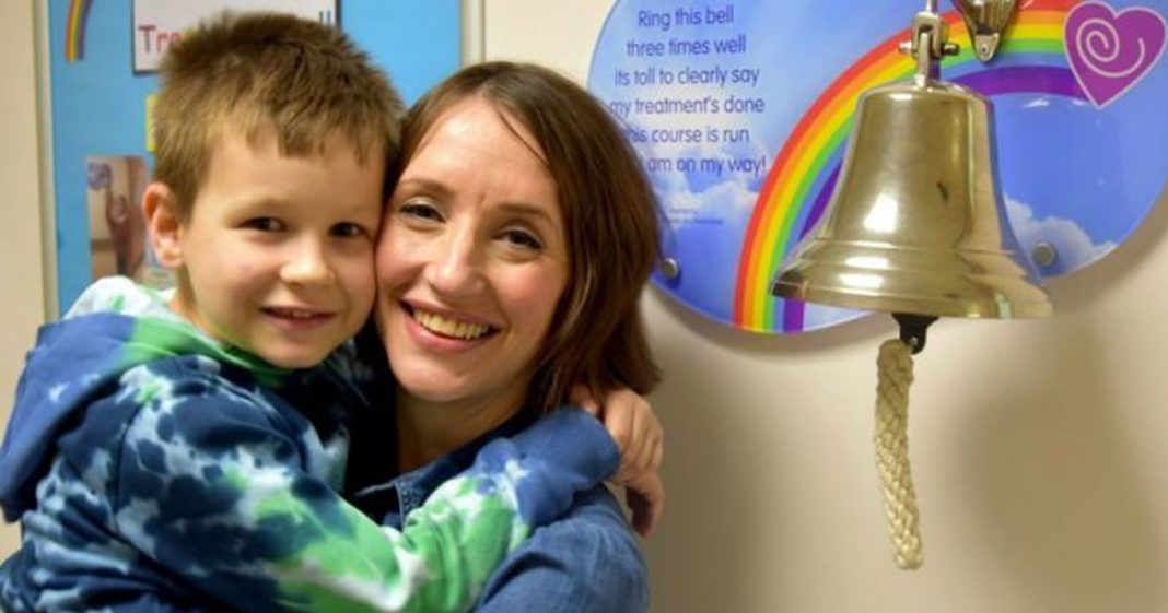 Diagnosticados com câncer ao mesmo tempo, mãe e filho se curam juntos