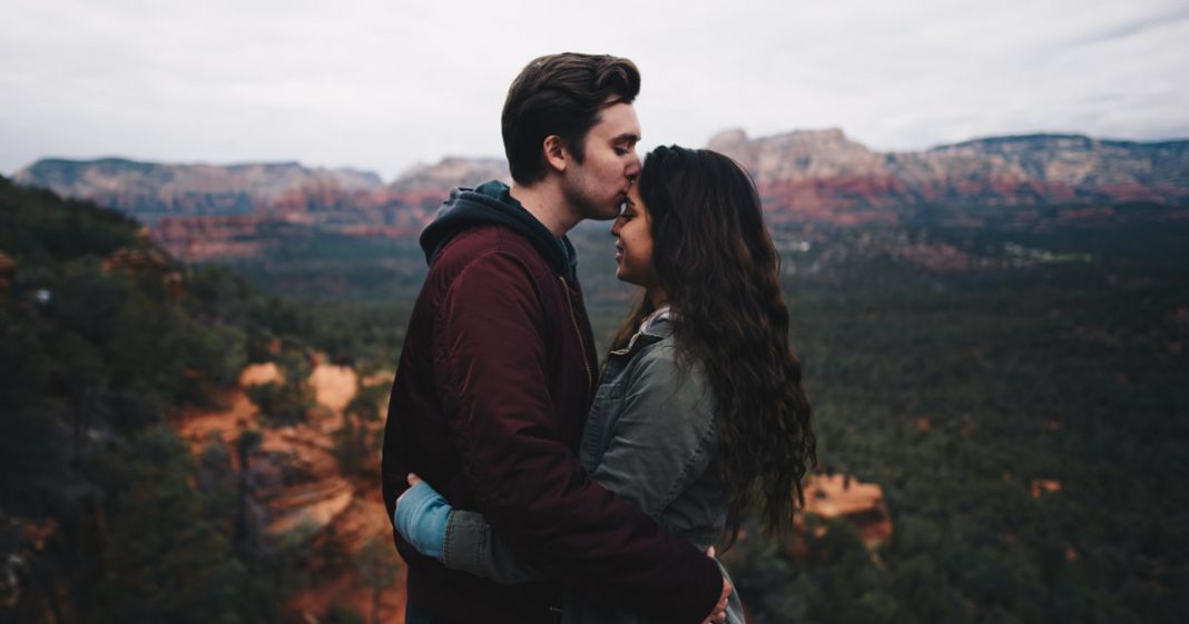 homem beijando a testa da mulher em sinal de respeito a relação