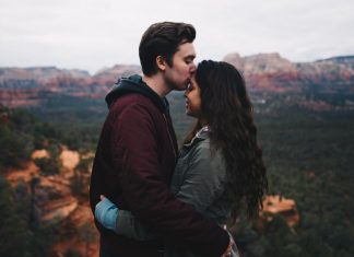 homem beijando a testa da mulher em sinal de respeito a relação