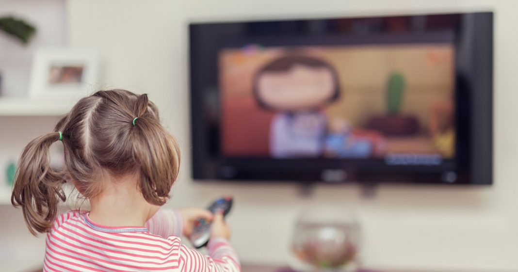 Pais devem parar de se sentirem tão culpados em deixar seus filhos assistindo TV!