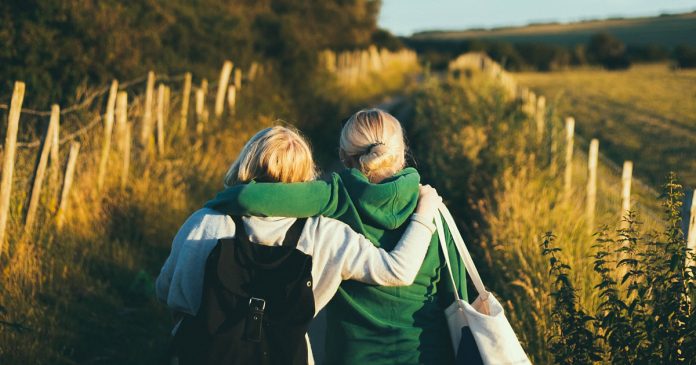 talvez-voce-esteja-precisando-se-desconectar-do-mundo-para-se-reconectar-a-si-mesmo duas jovens na natureza tentando se desconectar do mundo