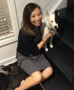 resilienciamag.com - Mulher com medo de cães adota cão que tem medo de pessoas e nasce uma amizade comovente!