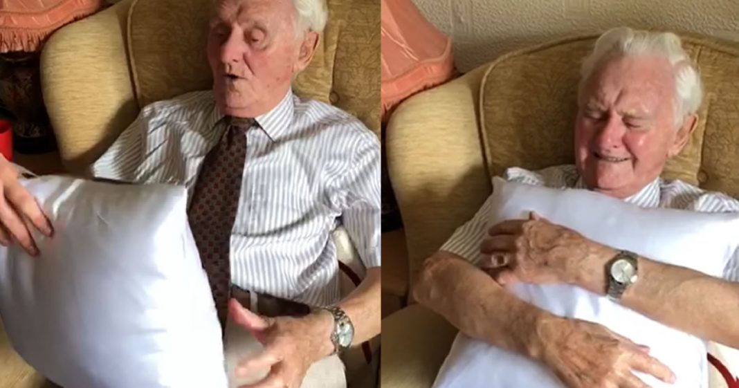 Idoso de 94 anos chora de emoção ao ganhar almofada com foto da esposa falecida