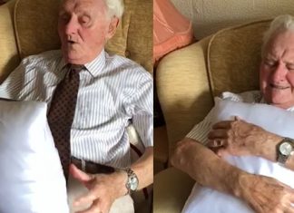 Idoso de 94 anos chora de emoção ao ganhar almofada com foto da esposa falecida