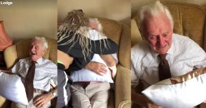 resilienciamag.com - Idoso de 94 anos chora de emoção ao ganhar almofada com foto da esposa falecida