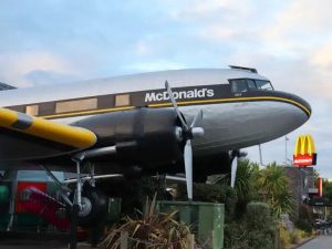 resilienciamag.com - McDonald's constrói avião que vem sendo considerado "o lugar mais legal do mundo"