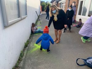 resilienciamag.com - Fotos comoventes mostram crianças francesas se adaptando as novas regras no retorno à escola