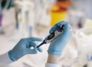 Oxford convoca 10 mil pessoas pra testar vacina contra covid