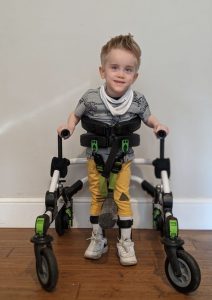 resilienciamag.com - A doce reação de uma criança com paralisia cerebral ao dar os primeiros passos