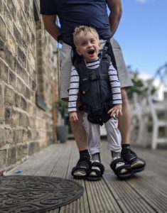resilienciamag.com - A doce reação de uma criança com paralisia cerebral ao dar os primeiros passos