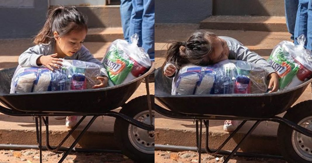 A felicidade da menina ao receber uma cesta básica é de cortar o coração!