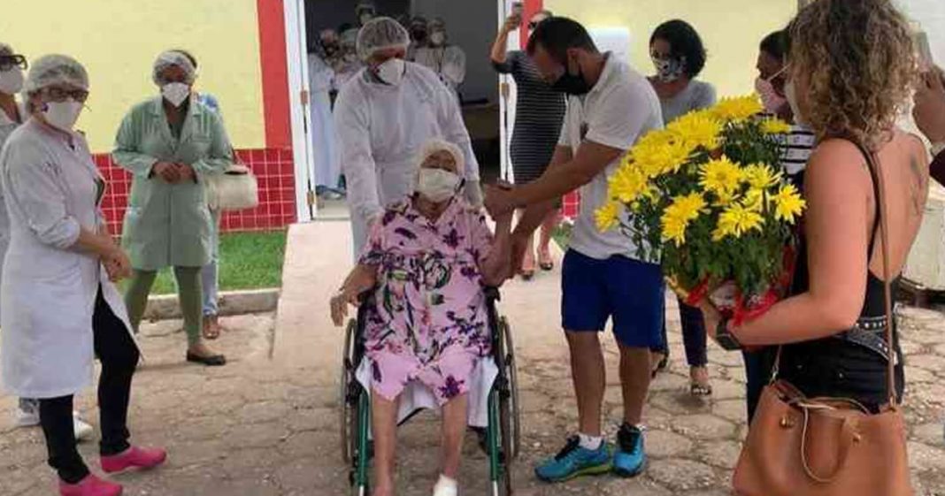 Covid: Idosa do Maranhão de 104 anos recebe alta após 30 dias de internação