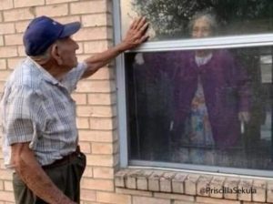 resilienciamag.com - Covid:HOMEM DE 90 ANOS VISITA SUA ESPOSA POR UMA JANELA TODOS OS DIAS.