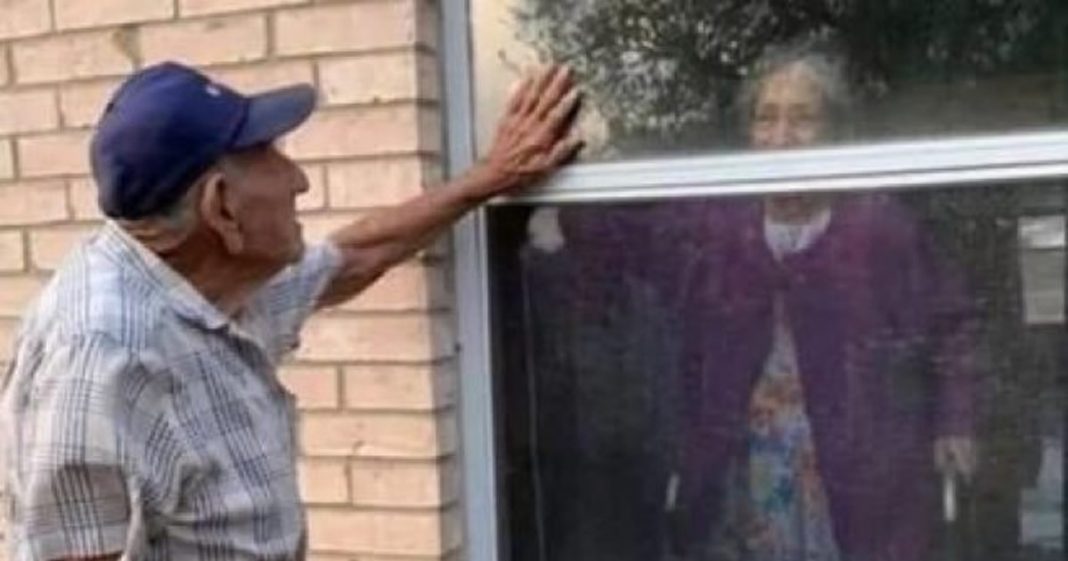 Covid:HOMEM DE 90 ANOS VISITA SUA ESPOSA POR UMA JANELA TODOS OS DIAS.