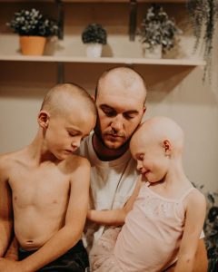familia-unida-raspa-cabeça-para-ajudar-a-filha-com-cancer