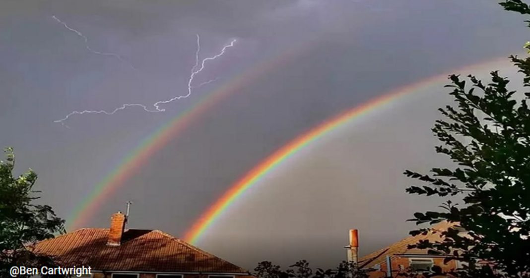 Fotógrafos capturaram raios e arco-íris ao mesmo tempo no céu