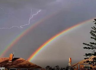 Fotógrafos capturaram raios e arco-íris ao mesmo tempo no céu
