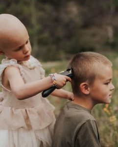resilienciamag.com - Irmão raspa a cabeça para apoiar a irmã de 3 anos que luta contra o câncer.