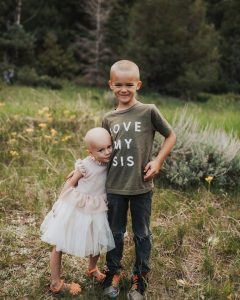 resilienciamag.com - Irmão raspa a cabeça para apoiar a irmã de 3 anos que luta contra o câncer.