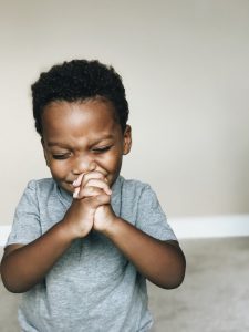 resilienciamag.com - Deus me surpreendeu quando gentilmente me ensinou a rezar através do meu filho!