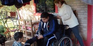 resilienciamag.com - Ele ficou paraplégico, agora constrói e vende casas de cachorro para sustentar sua família.