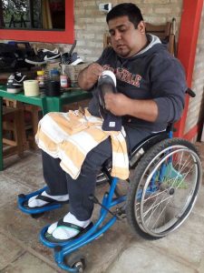 resilienciamag.com - Ele ficou paraplégico, agora constrói e vende casas de cachorro para sustentar sua família.