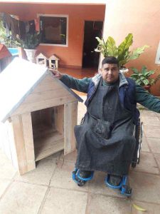 resilienciamag.com - Ele ficou paraplégico, agora constrói e vende casas de cachorro para sustentar sua família.