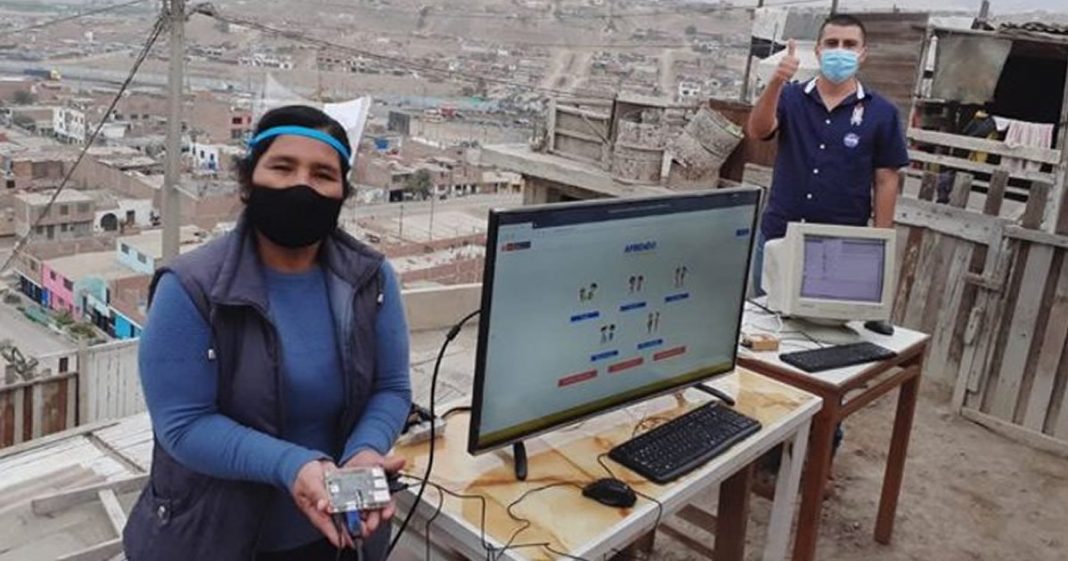 Engenheiros peruanos desenvolvem e doam computadores para jovens estudarem em casa