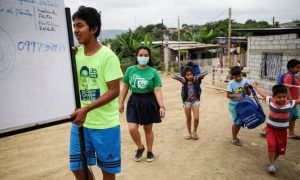 resilienciamag.com - Jovem instala escola na árvore para ajudar crianças sem internet na pandemia.