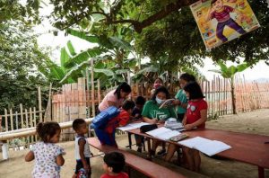 resilienciamag.com - Jovem instala escola na árvore para ajudar crianças sem internet na pandemia.