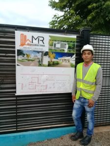 resilienciamag.com - Pedreiro fotografado estudando na obra se tornar um arquiteto.