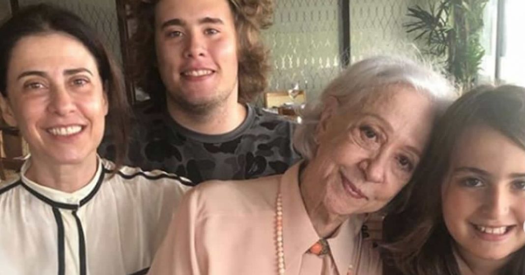 Fernanda Montenegro reúne família em casa para gravar série “Amor e Sorte”.