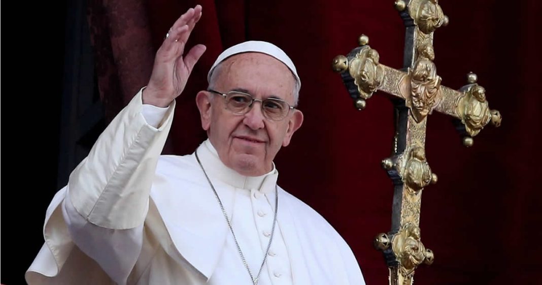 Papa Francisco diz que a Igreja deveria se desculpar com os “gays”