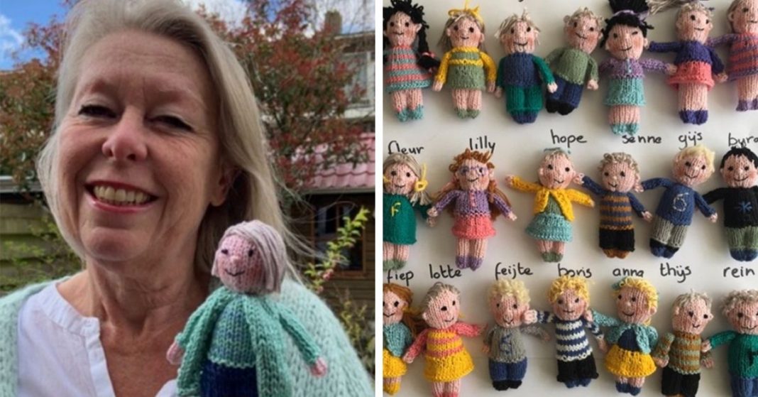Professora sente tanto a falta dos seus alunos que tricotou bonecos minúsculos de todas as 23 crianças