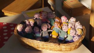 resilienciamag.com - Professora sente tanto a falta dos seus alunos que tricotou bonecos minúsculos de todas as 23 crianças