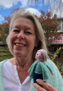 resilienciamag.com - Professora sente tanto a falta dos seus alunos que tricotou bonecos minúsculos de todas as 23 crianças